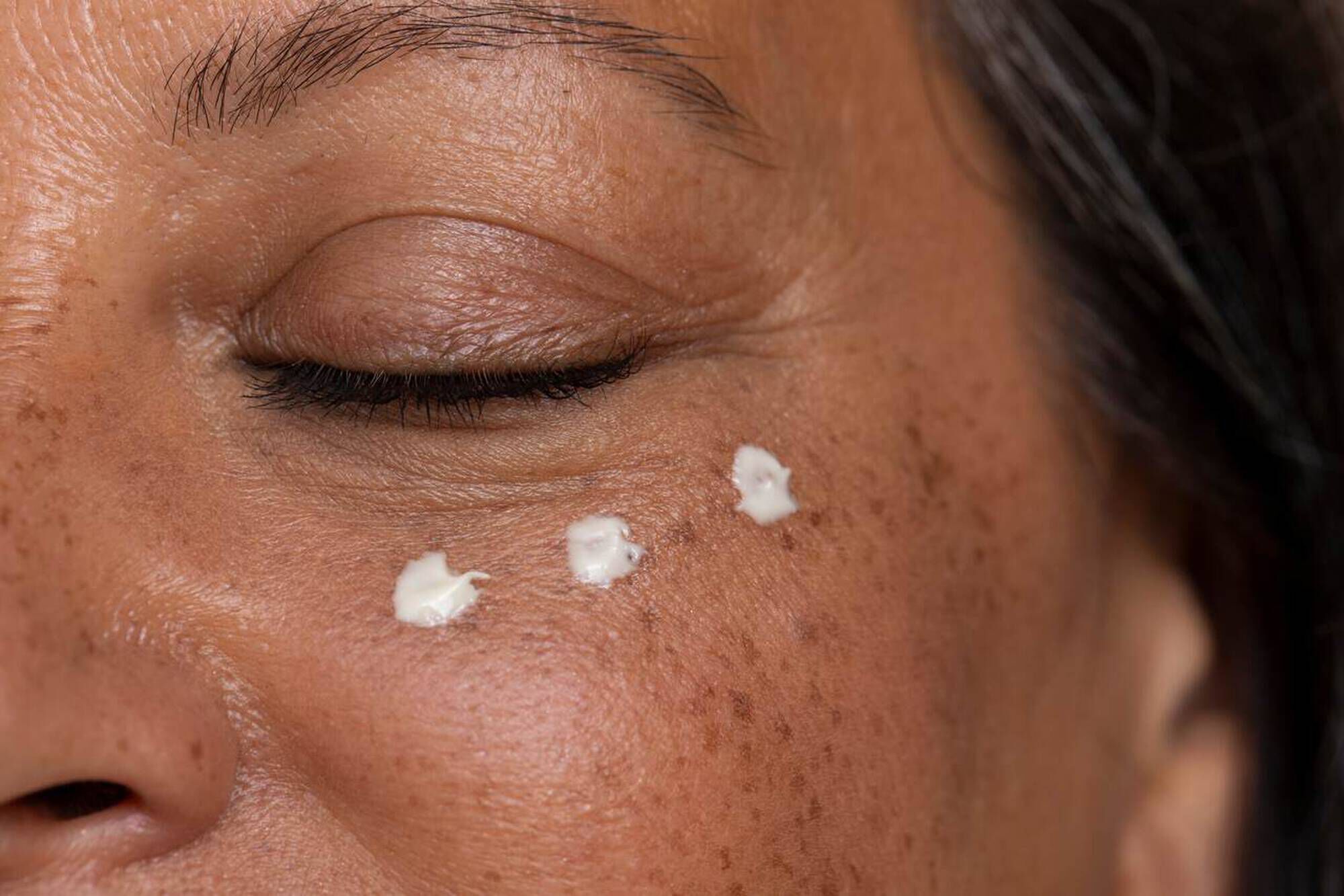 Mulher passando protetor solar