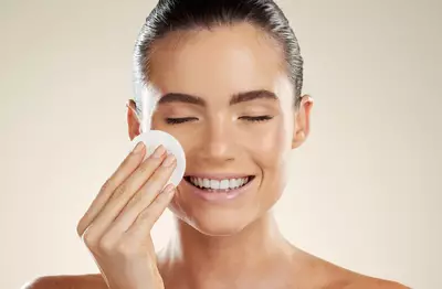 Mulher utilizando produtos para limpeza de pele