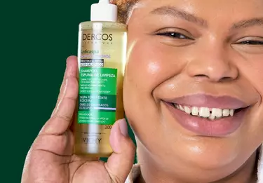 Mulher com cabelo crespo