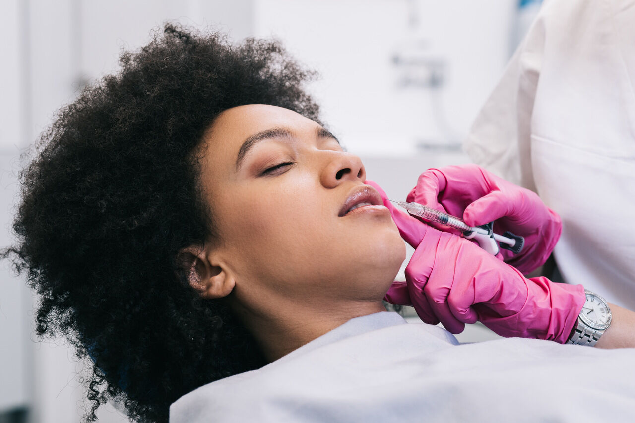 Mulher recebendo preenchimento labial