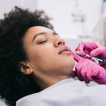 Mulher recebendo preenchimento labial