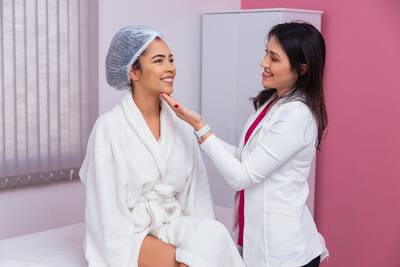 Mulher aprendendo sobre o guia de harmonizacao facial.