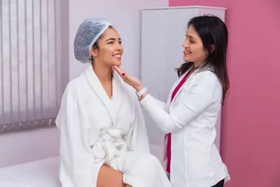 Mulher aprendendo sobre o guia de harmonizacao facial.