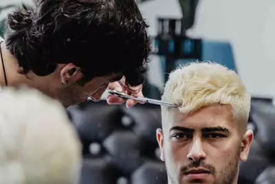Barbeiro cortando o cabelo apos a descoloracao