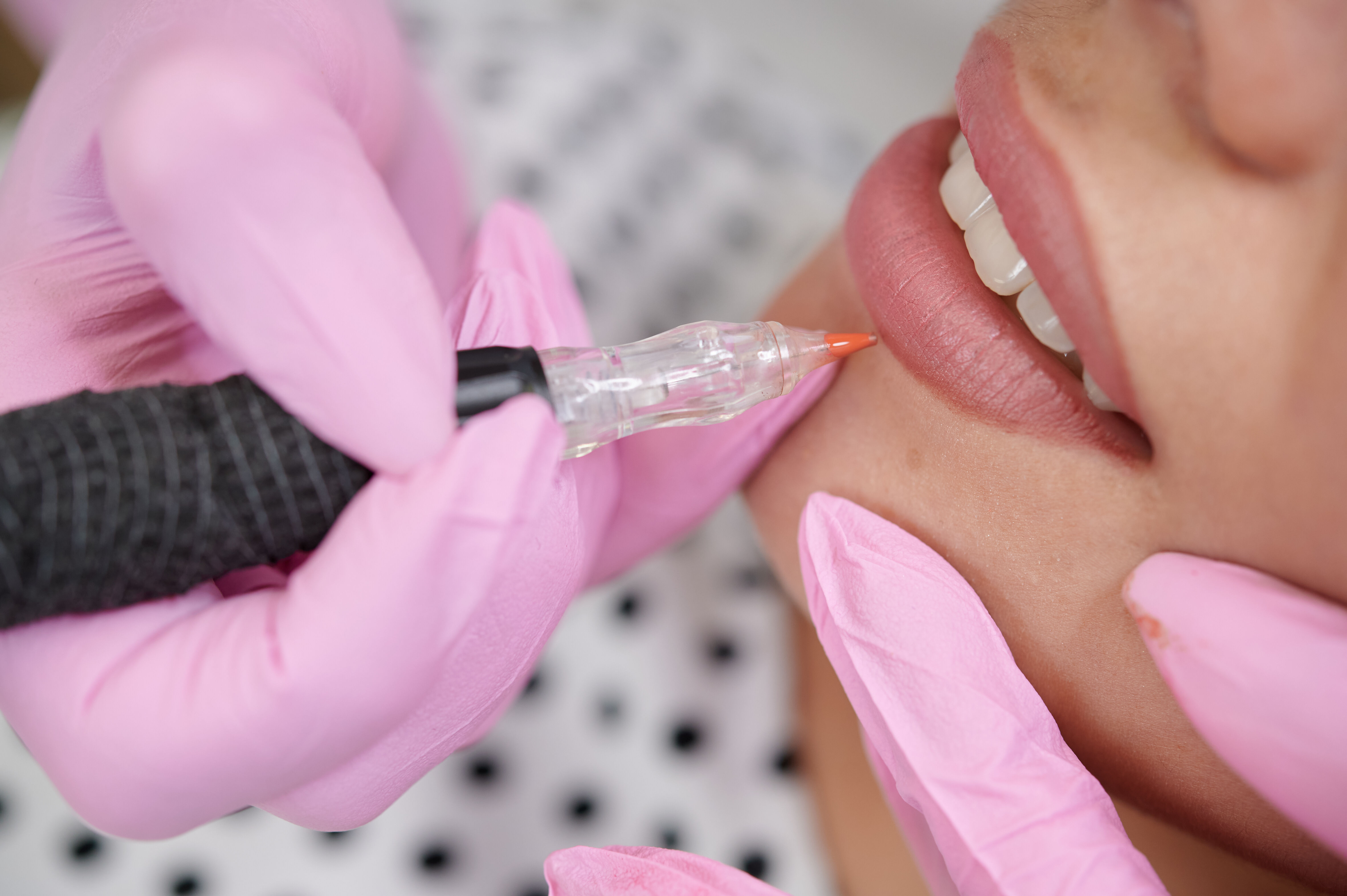 labios recebendo micropigmentacao