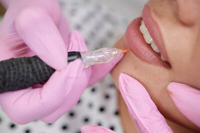 Labios com o contorno pigmentado, resultado de um procedimento de micropigmentacao.