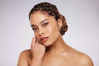 Mulher com a pele bem hidratada