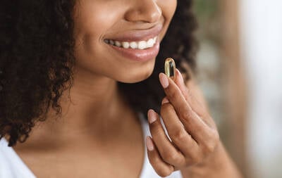 Mulher conhecendo os beneficios da vitamina A para a pele.