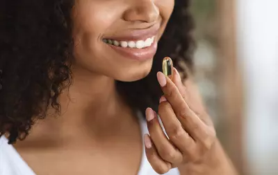 Mulher conhecendo os beneficios da vitamina A para a pele.