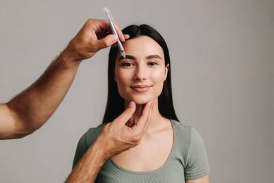 Mulher fazendo avaliacao para realizar lipoenxertia