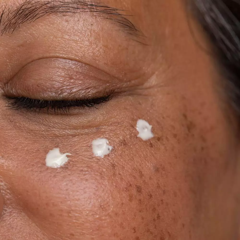Mulher com vitamina c na area dos olhos