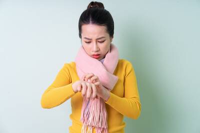 mulher com dermatite no inverno