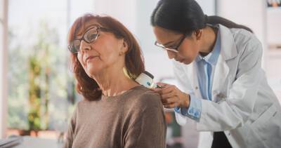 Dermatologista procurando por melanoma