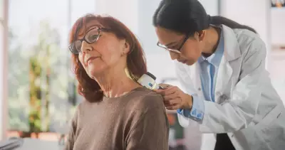 Dermatologista procurando por melanoma