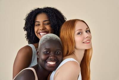 Mulheres de varios tons de pele que usam niacinamida