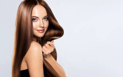 Mulher com cabelo liso
