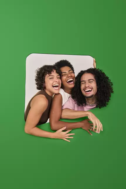 Banner com grupo de pessoas de diferentes etnias representando o novo Drmaclub