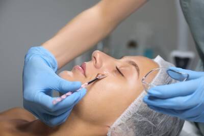 Pessoa realizando peeling retinoico