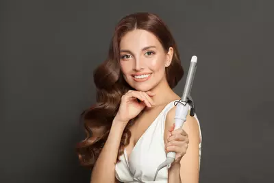 Mulher cacheando cabelo liso