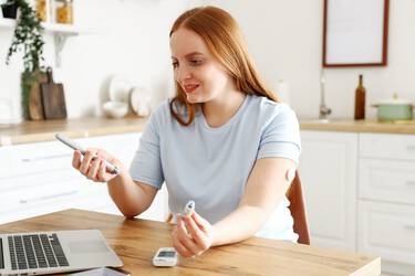 Mulher medindo diabetes