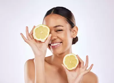 Mulher segurando alimentos ricos em vitamina C