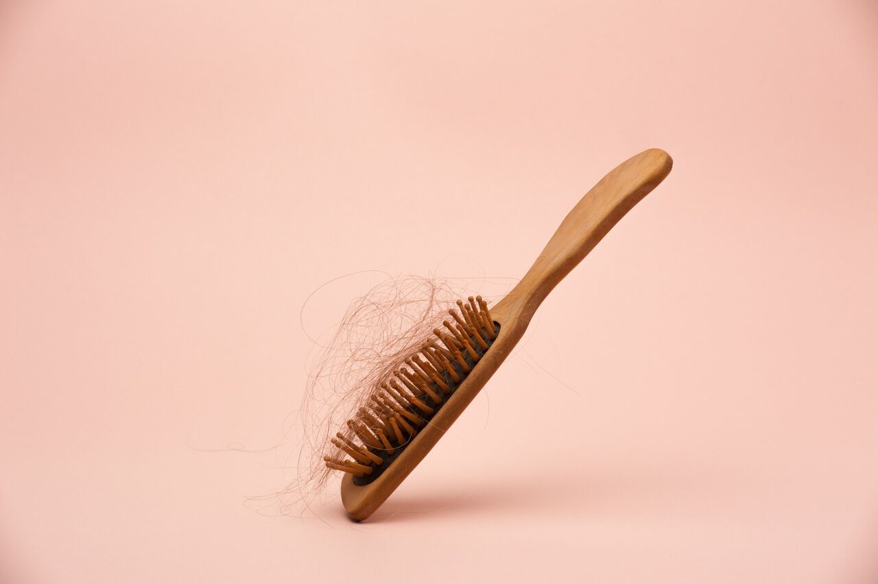 escova de uma pessoa com queda de cabelos