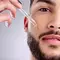 Homem aplicando serum com retinol e colageno no rosto