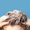 Mulher aplicando shampoo e condicionador no cabelo
