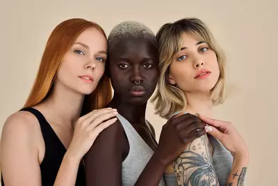 Mulheres que usam colageno com acido hialuronico