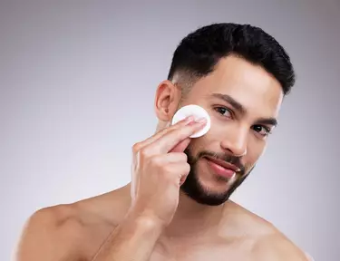 Homem aplicando produtos para poros dilatados