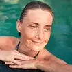 mulher fazendo limpeza de pele