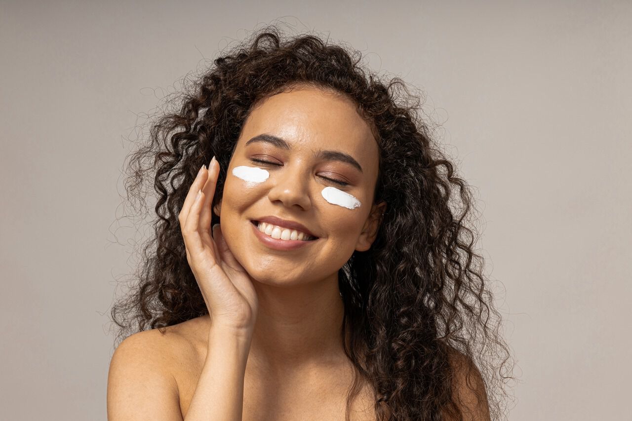 Mulher aplicando hidratante de rosto