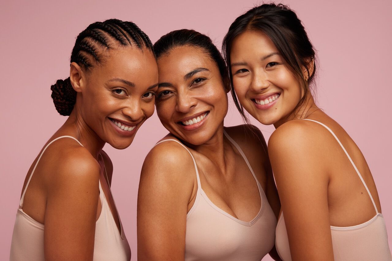 3 mulheres com a pele bonita e radiante sorrindo