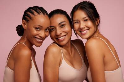 3 mulheres com a pele bonita e radiante sorrindo