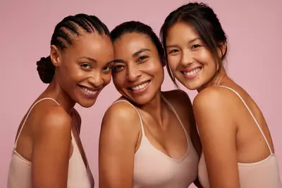 3 mulheres com a pele bonita e radiante sorrindo