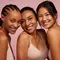 3 mulheres com a pele bonita e radiante sorrindo