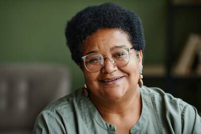 Mulher negra de oculos na menopausa