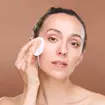 mulher fazendo limpeza de pele