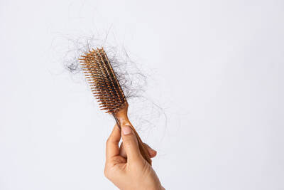 Entenda o que causa a queda de cabelo e saiba como tratar