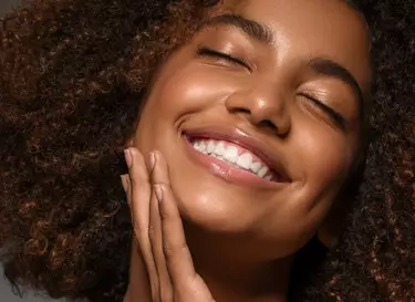 Mulher apos aplicar produto com acido hialuronico