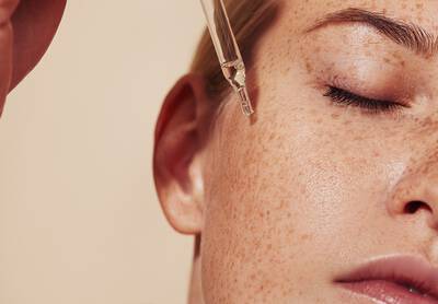 Frasco de tretinoina, um derivado da vitamina A usado para tratar acne, envelhecimento e manchas na pele.