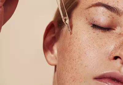 Frasco de tretinoina, um derivado da vitamina A usado para tratar acne, envelhecimento e manchas na pele.