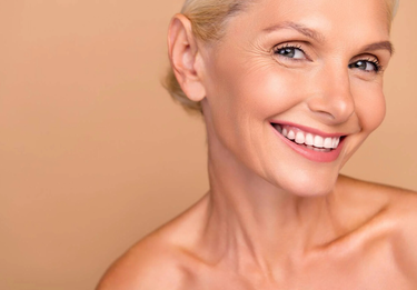 Mulher puxando o rosto