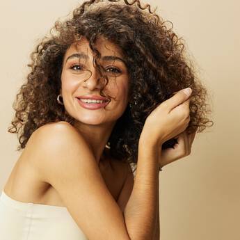 Mulher fazendo nutricao capilar