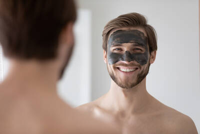 Homem usando produtos para o rosto