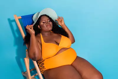 Mulher se bronzeando ao sol, uma pratica que pode acelerar o envelhecimento da pele e aumentar o risco de cancer.