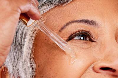 Mulher ensina como usar retinol para o rosto