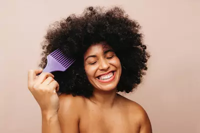 mulher feliz mexendo em seu cabelo