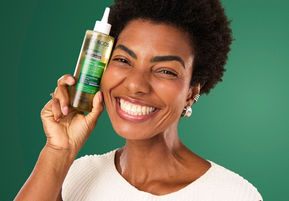 Mulher lavando o cabelo com a linha Dercos Anti-Caspa