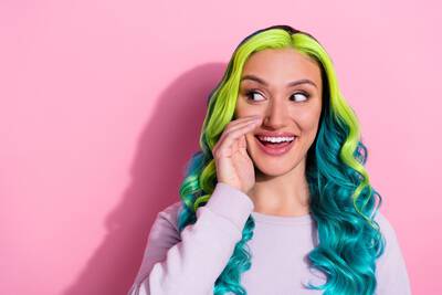 Mulher com varios tons no cabelo se sentindo confiante